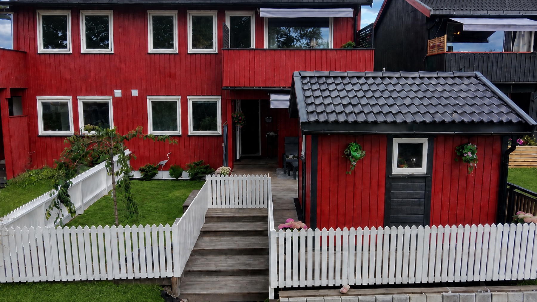 Røyvegen 136 med inngjerdet hage, terrasse og frittstående bod